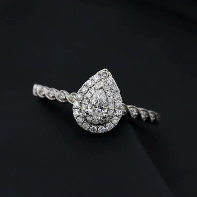 Pear halo ring